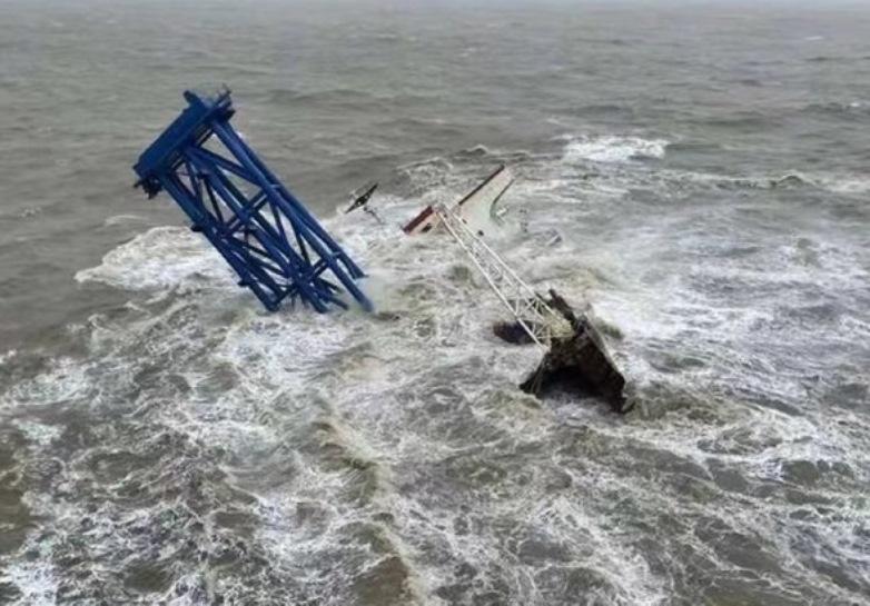 ocean crane sinking falling over osha cranes101 july 2022
